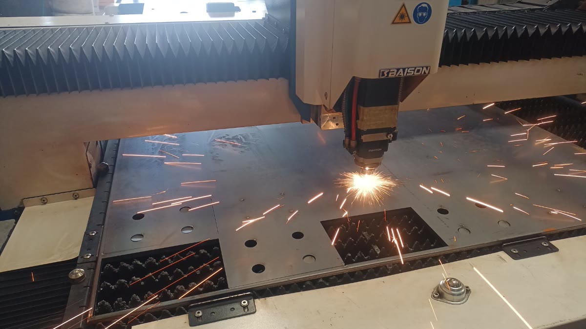 Fiber laser cutting in the CJ Dustraction workshop