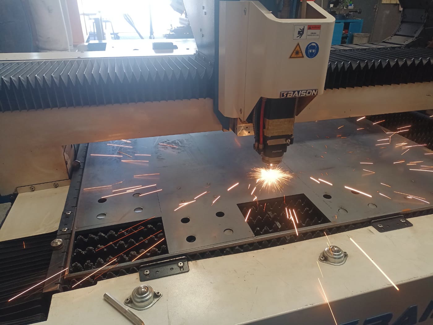 Baison fiber laser cutting head with sparks on mild steel