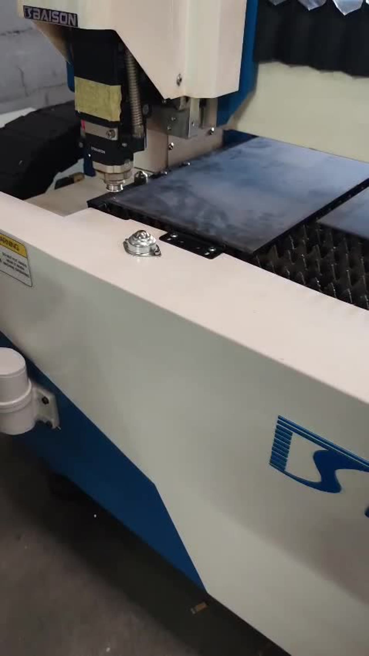 Fiber laser machine in the CJ Dustraction workshop
