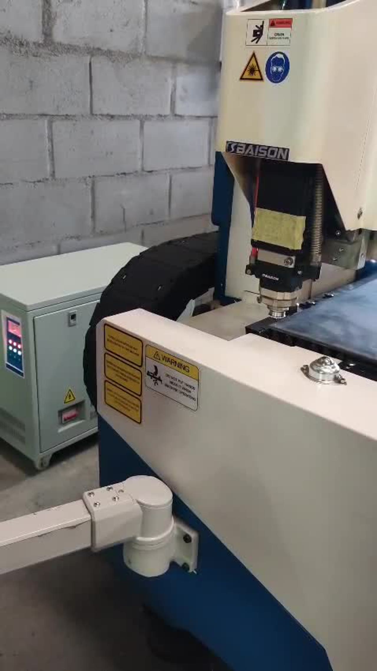 Sparks during fiber laser cutting